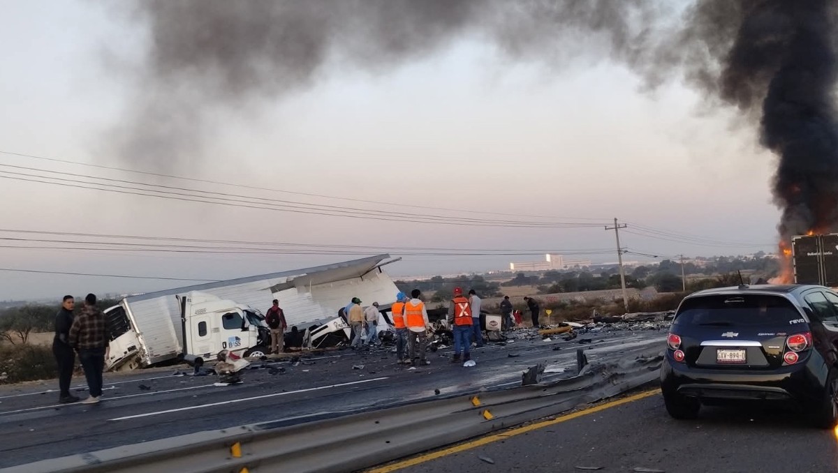 Uno de los tráileres que viajaba en dirección de Irapuato a Silao dañó la barra de contención central y terminó por invadir los carriles contrarios.