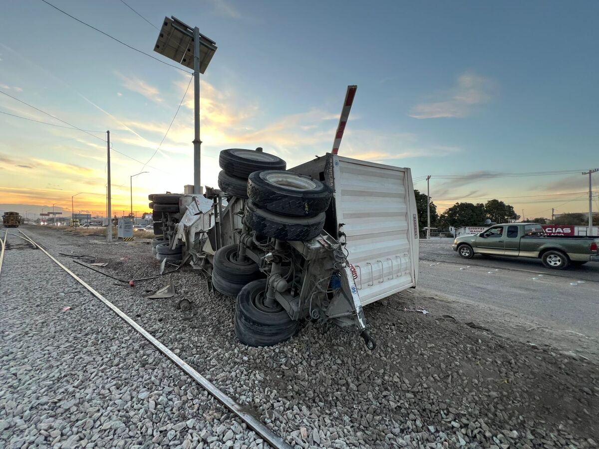 El tren arrastró varios metros al tráiler tras el impacto. | Especial