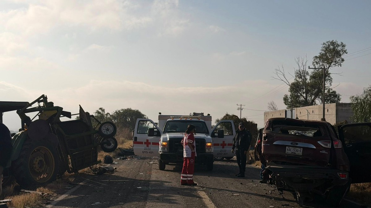 En el accidente estuvieron involucrados un tractor y dos vehículos particulares. | Redes sociales Cruz Roja Mexicana.