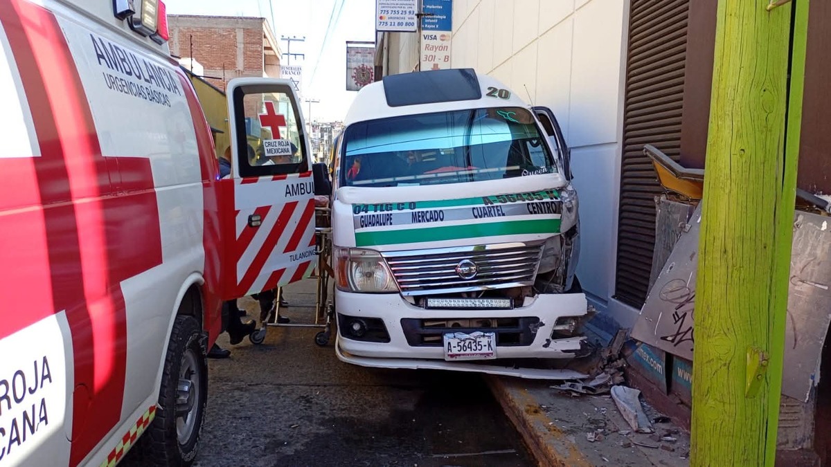 La colectiva quedó impactada contra el muro de una vivienda en la calle Rayón de la colonia Centro en Tulancingo.