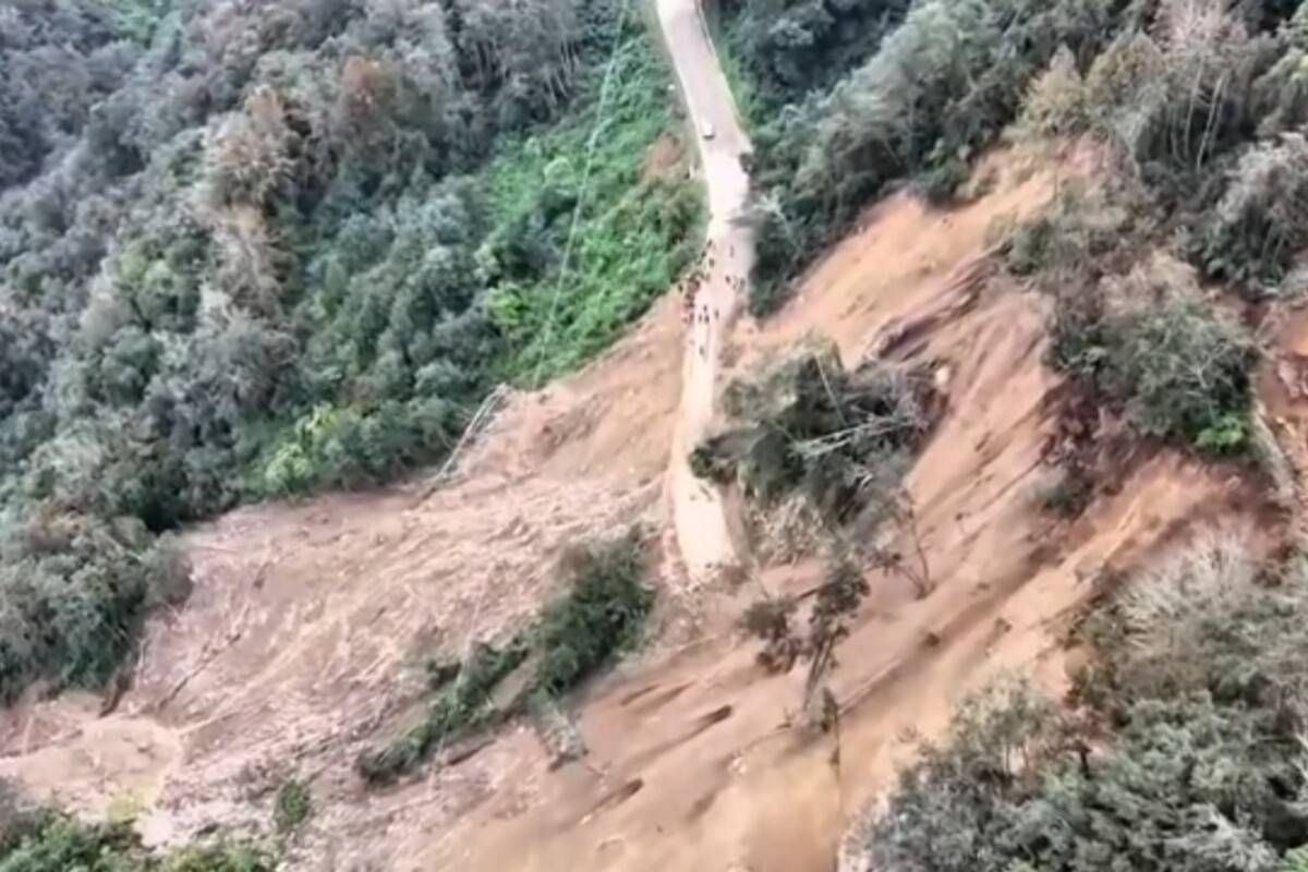 Deslave activo en Tenango de Doria mantiene bloqueado el paso hacia cuatro comunidades.