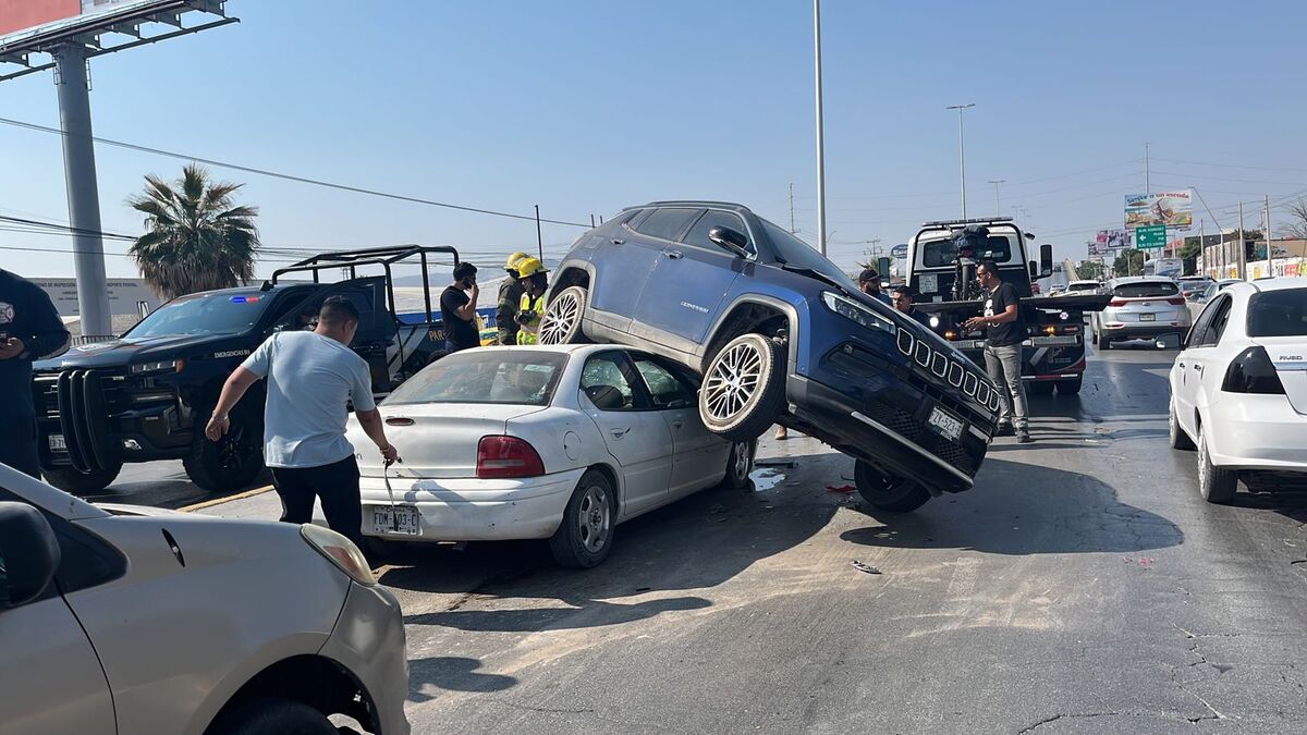 Por falta de precaución conductor y su carro terminan debajo de una camioneta. | Especial