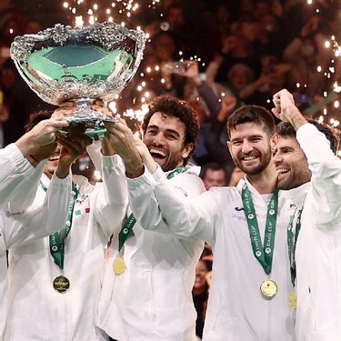 Flavio Cobolli logró el punto que le dio la victoria a Italia sobre España, para conquistar su tercera Copa Davis de forma consecutiva