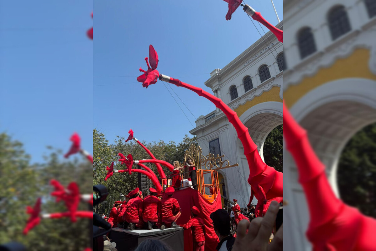 Las jirafas gigantes avanzaron por la Vía RecreActiva. (Josefina Ruíz)