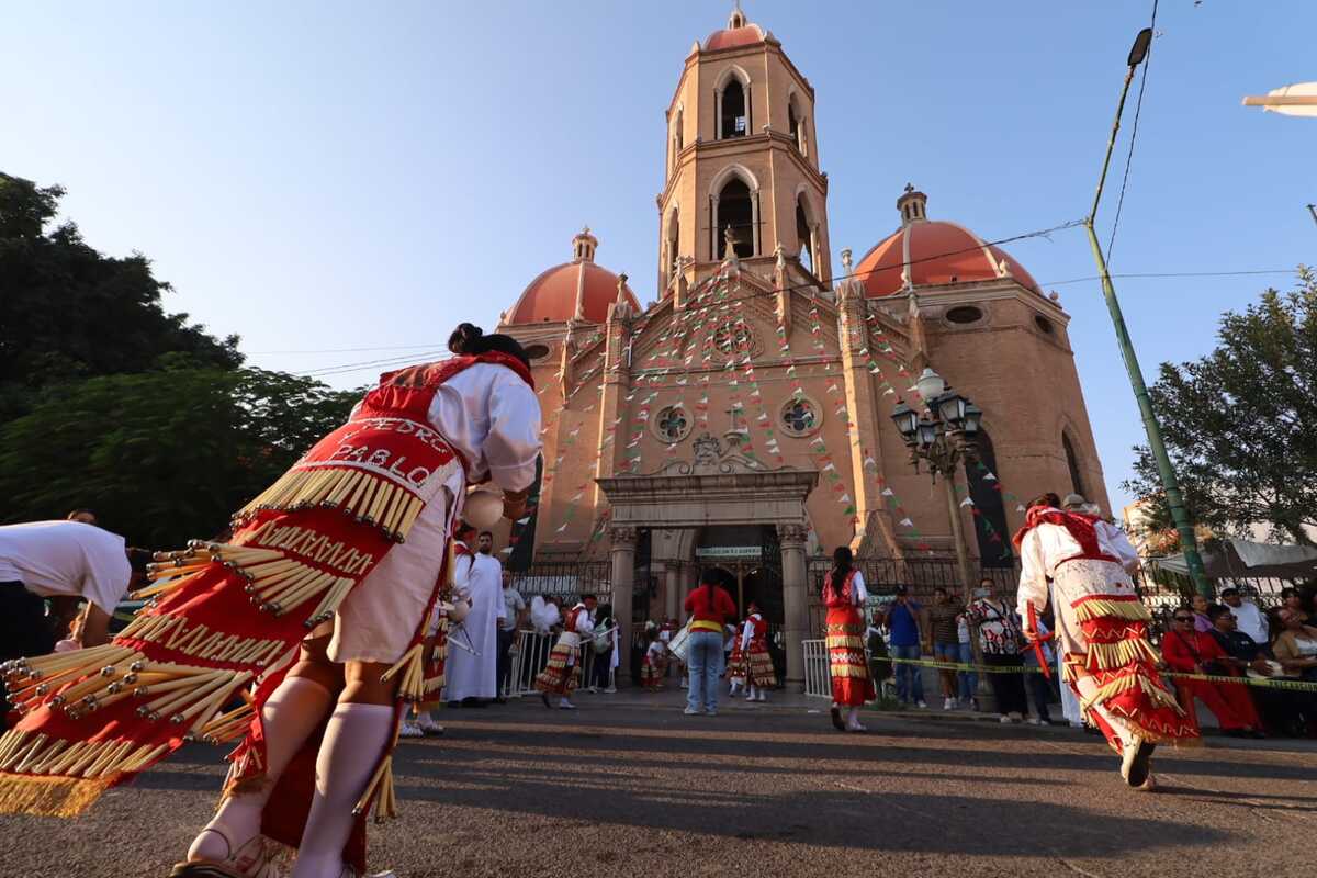 Se llevó a cabo la bendición de danzas gomezpalatinas, partiendo del Parque Morelos rumbo a la Catedral Santa María de Guadalupe.| Verónica Rivera