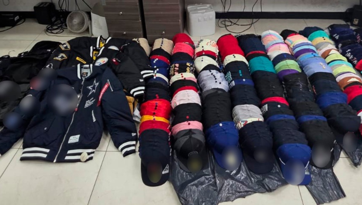 Los detenidos robaron casi 500 gorras y playeras. | SSC