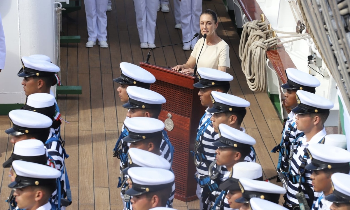 La Presidenta recordó a los dos cadetes que fallecieron tras el choque del navío en Nueva York. (Javier Ríos)