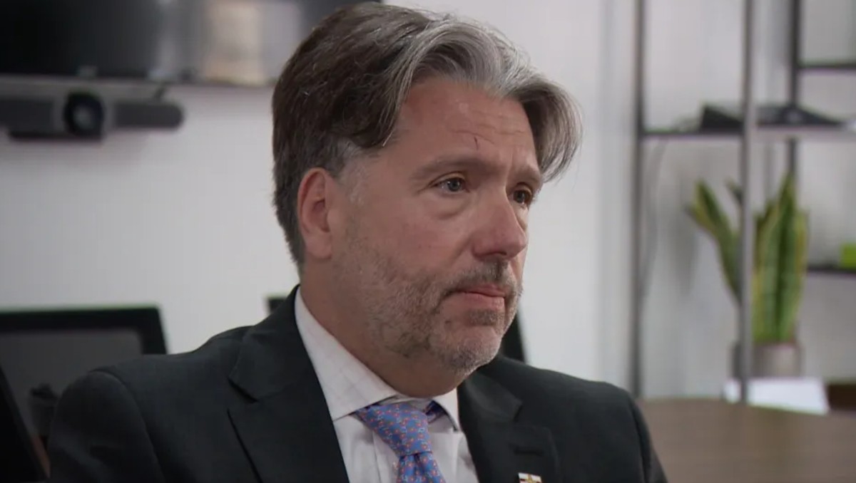 CEO de importante empresa olvida apagar su cámara tras junta laboral y lo descubren siendo infiel; perdió su empleo