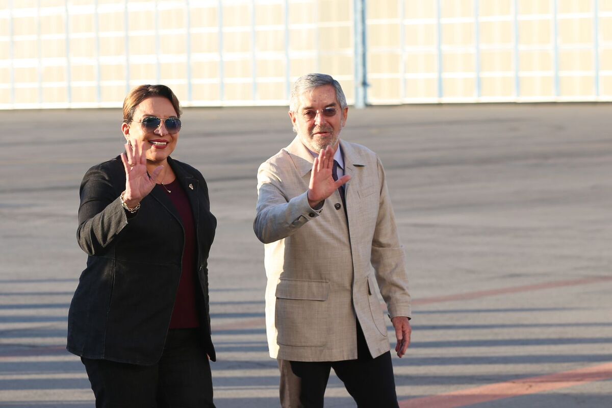 Xiomara Castro acompañada del canciller Juan Ramón de la Fuente. | Ariana Pérez