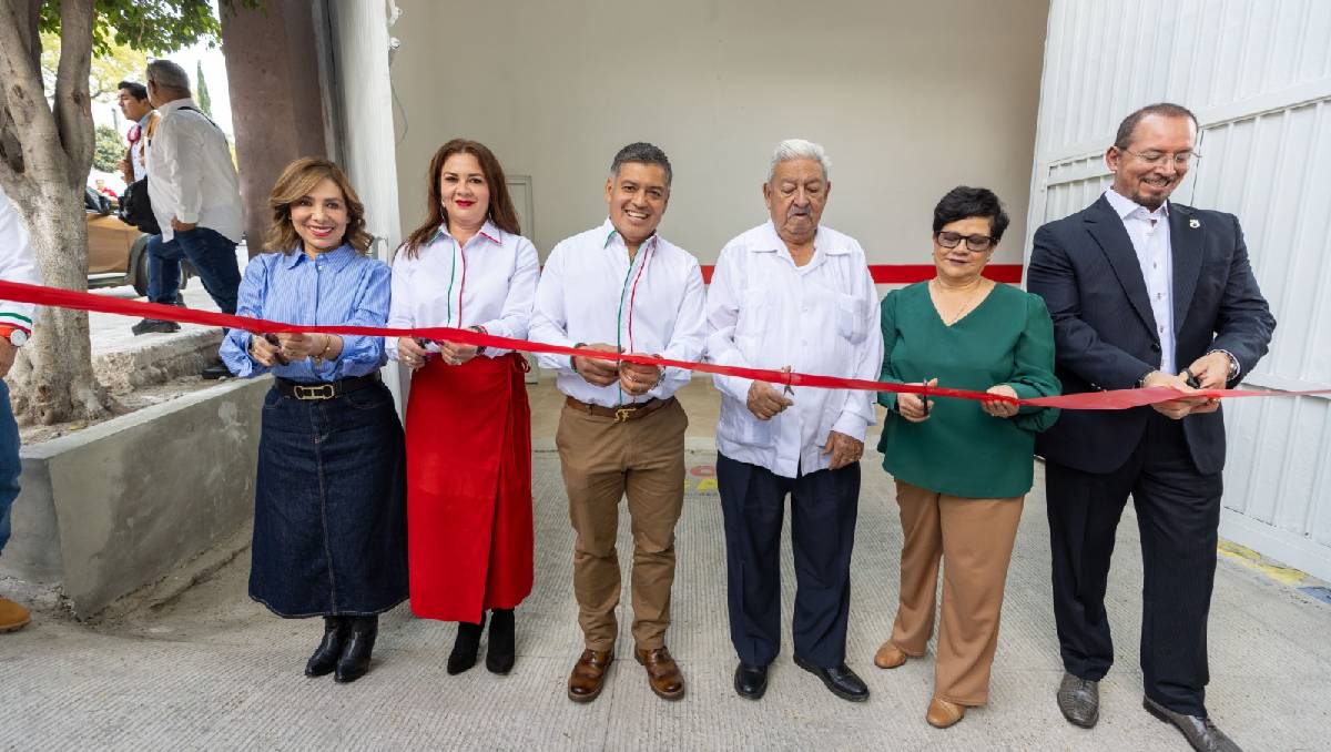 El ex alcalde Carlos Muñoz también asistió a la inauguración de la remodelación del auditorio municipal. Foto: (Especial)