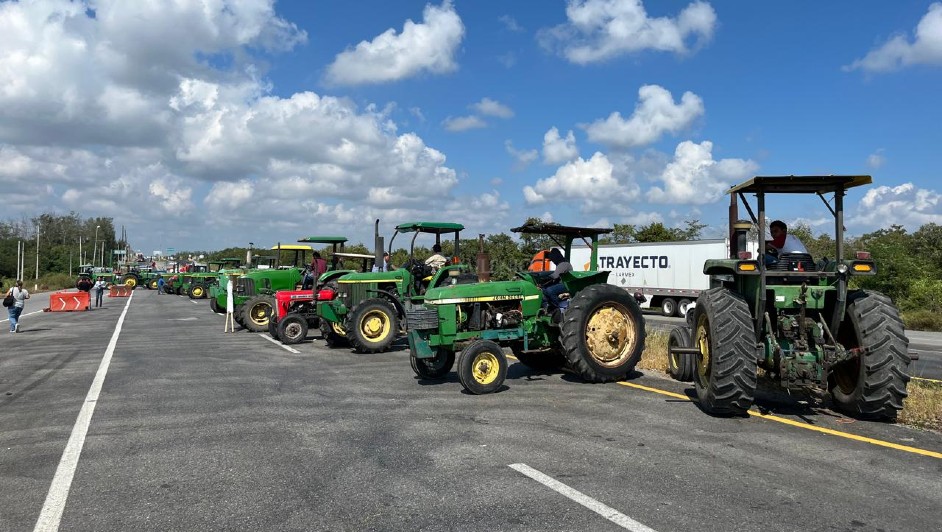 Bloquean carreteras de Tamaulipas agricultores y transportistas