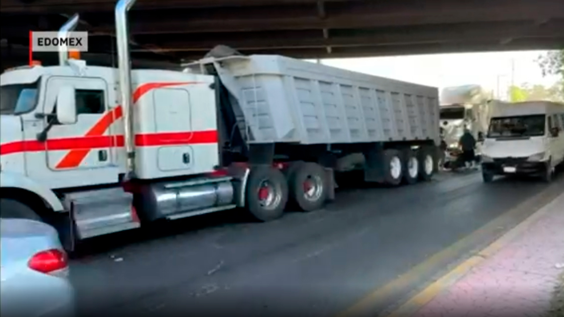 Bloqueos de transportistas afectan vías en la zona oriente del Edomex