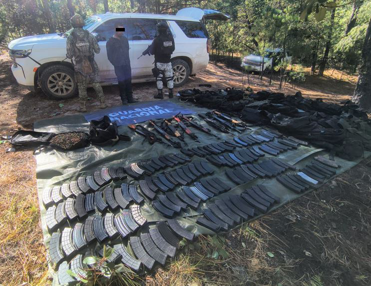 Detienen a una persona y aseguran armamento en Ciudad Juárez, Chihuahua. | Especial