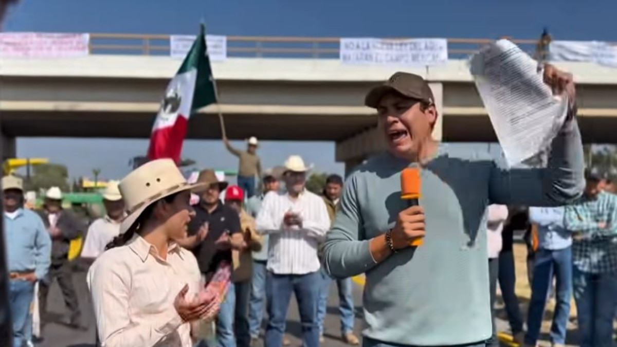 El diputado federal del PRI y exalcalde de San Luis de la Paz, Luis Gerardo Sánchez durante bloqueo en San Luis de la Paz.
