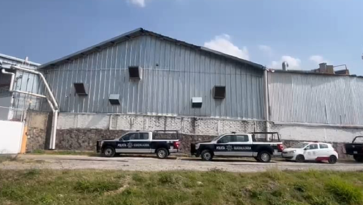 Elementos de la Policía de Guadalajara recibieron el reporte de una persona electrocutada (Foto: Juan Carlos Munguía)
