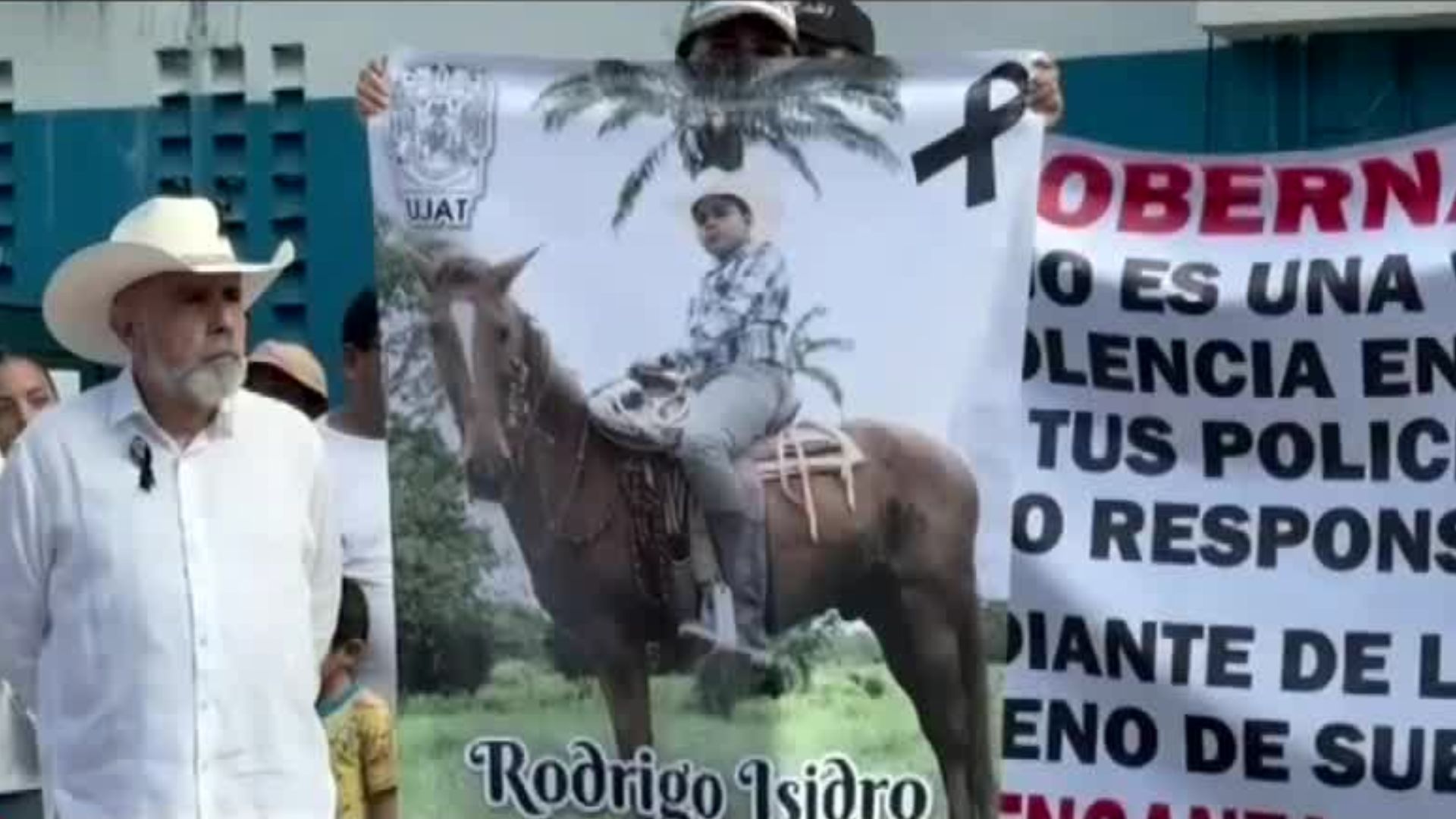 Familiares del estudiante asesinado, Rodrigo Isidro, se manifiestan por abuso policial en Tabasco