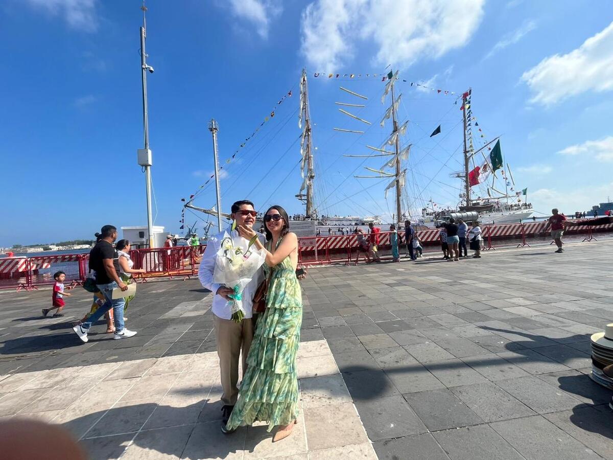 Aunque aún no hay fecha de boda, la propuesta emocionó a visitantes y testigos. | Especial