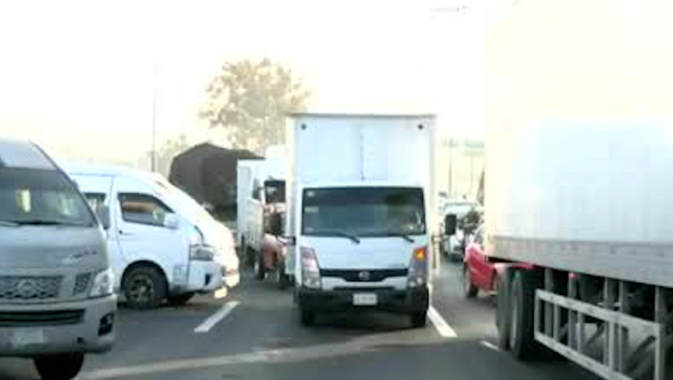 Inician bloqueos viales en la carretera Lechería–Texcoco