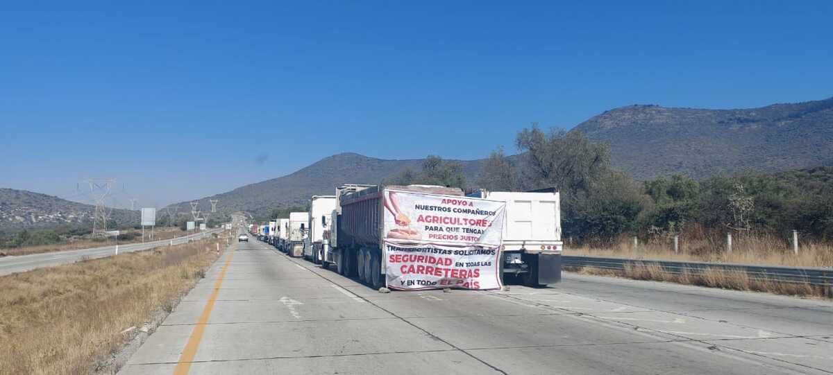 Manifestantes mantienen presencia en distintos tramos carreteros de Hidalgo durante el paro nacional.