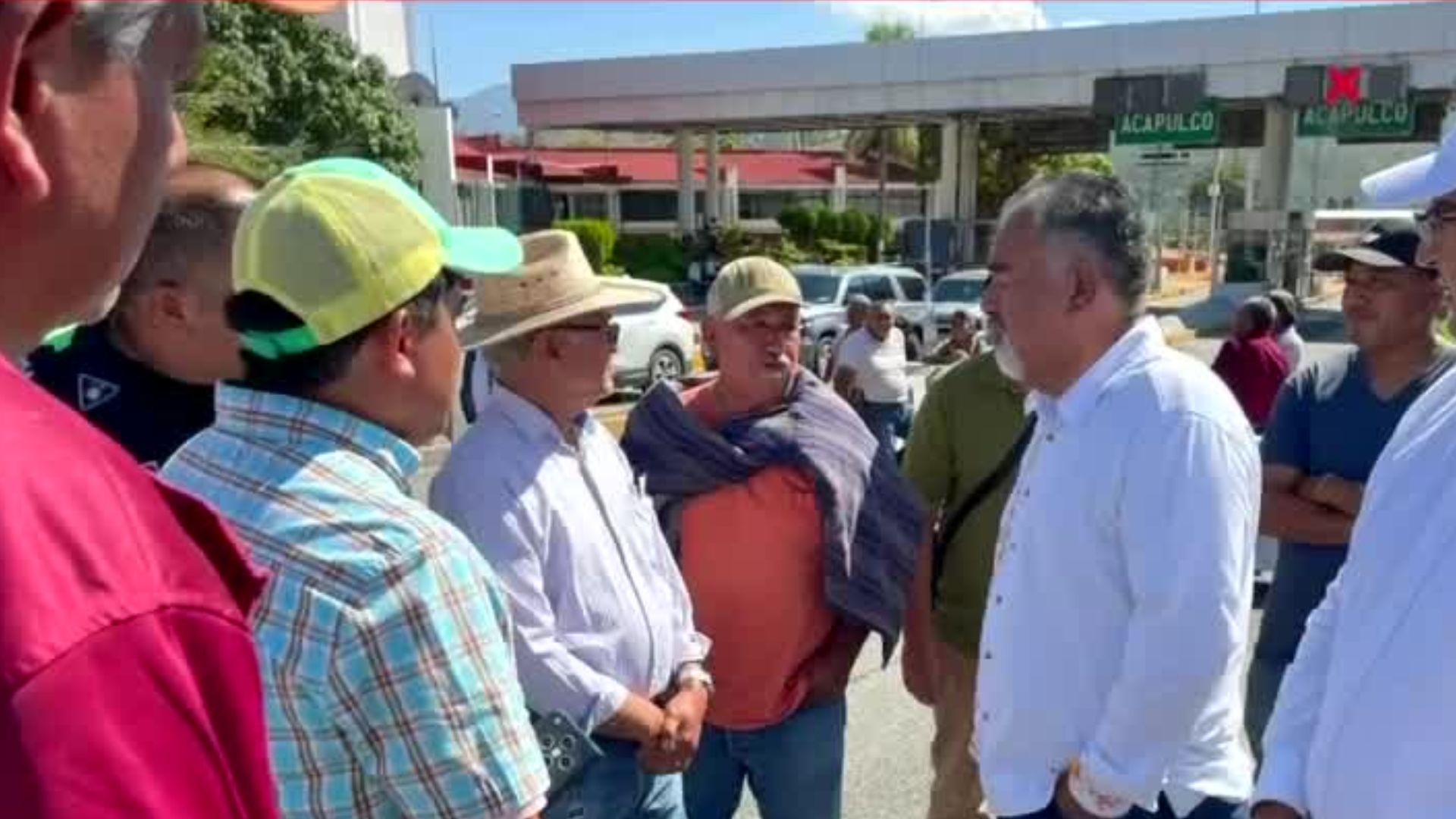 Organizaciones campesinas guerrerenses toman casetas de peaje en la Autopista del Sol