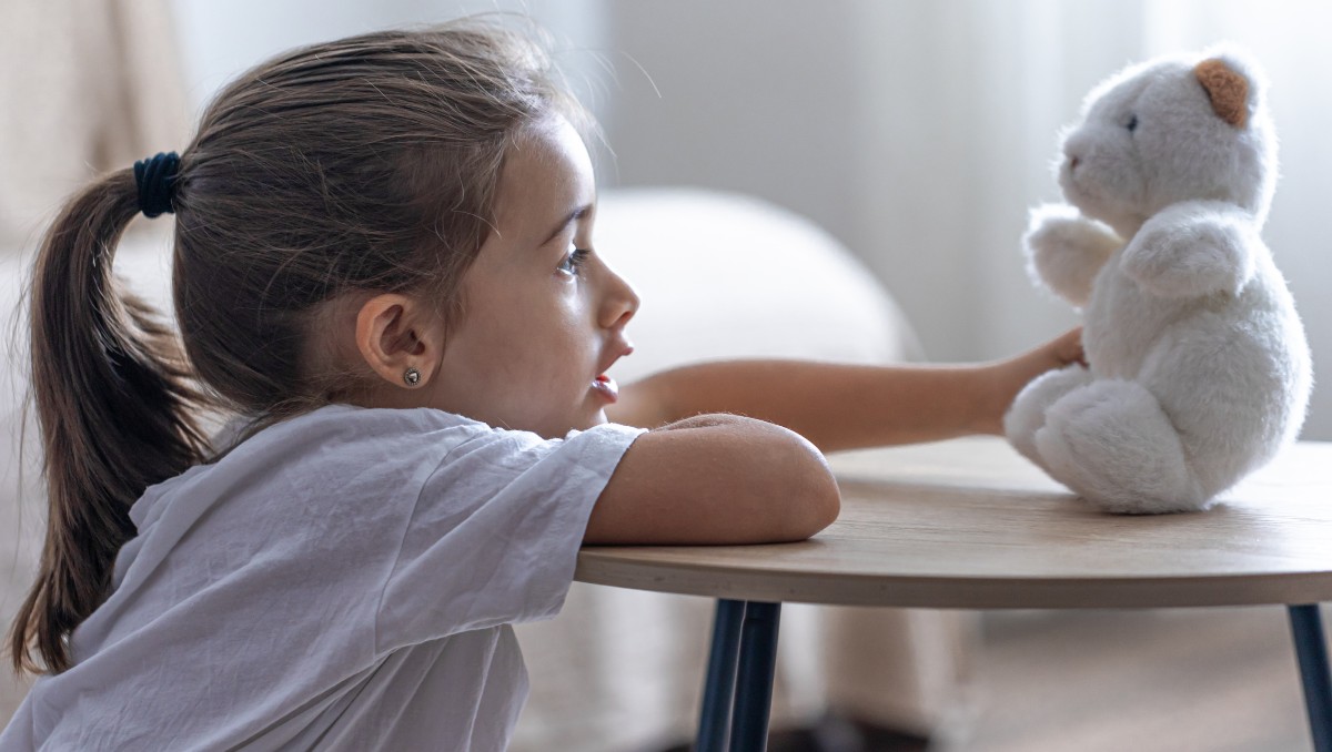 Pese a su daño a la salud mental, se ha normalizado la "ley del hielo" en la crianza. | Freepik