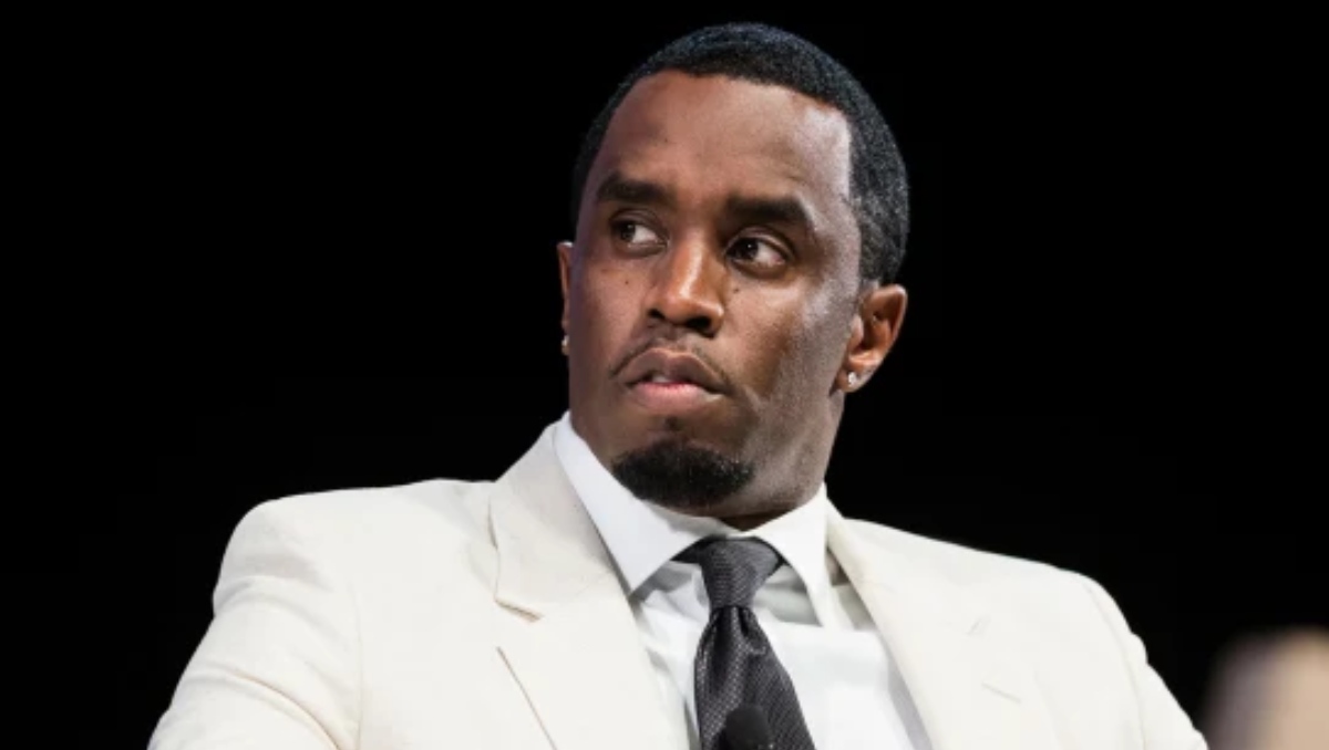 Revelan el primer video de Sean "Diddy" Combs trabajando dentro de prisión federal.