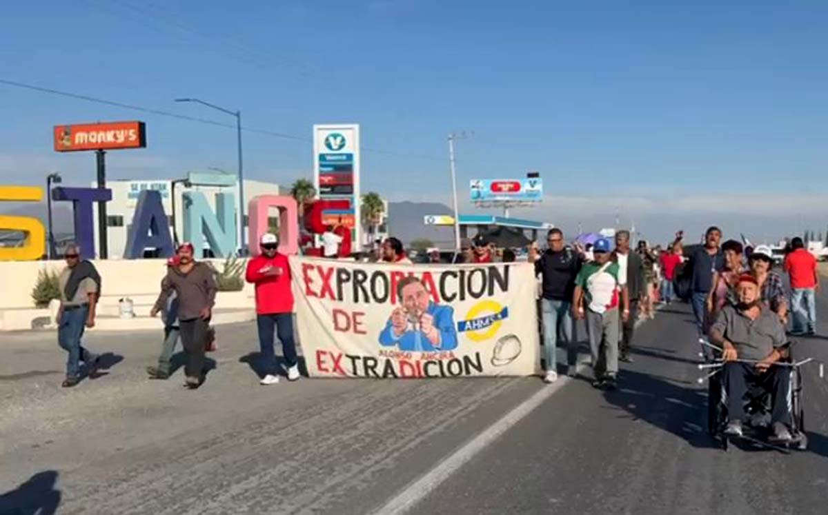 Ex trabajadores de AHMSA marchan desde Castaños a Saltillo, Coahuila. | Adriana Cruz