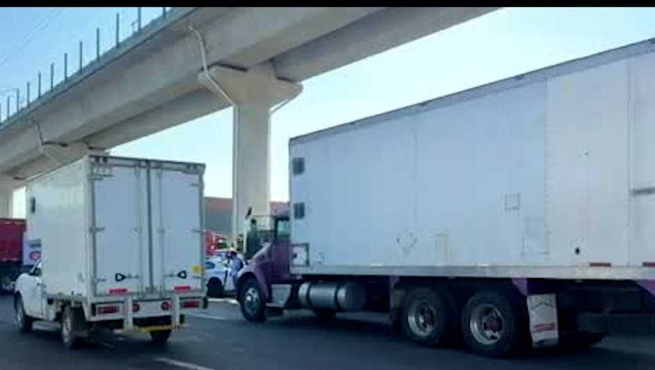 Transportistas bloquean la carretera México–Toluca en protesta