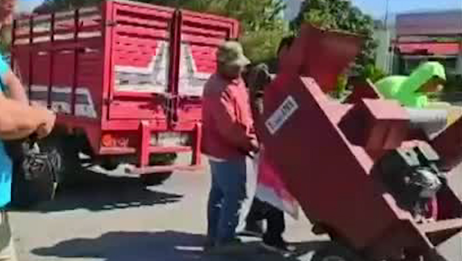 Transportistas bloquean carreteras con tractores en protesta por sus condiciones de trabajo