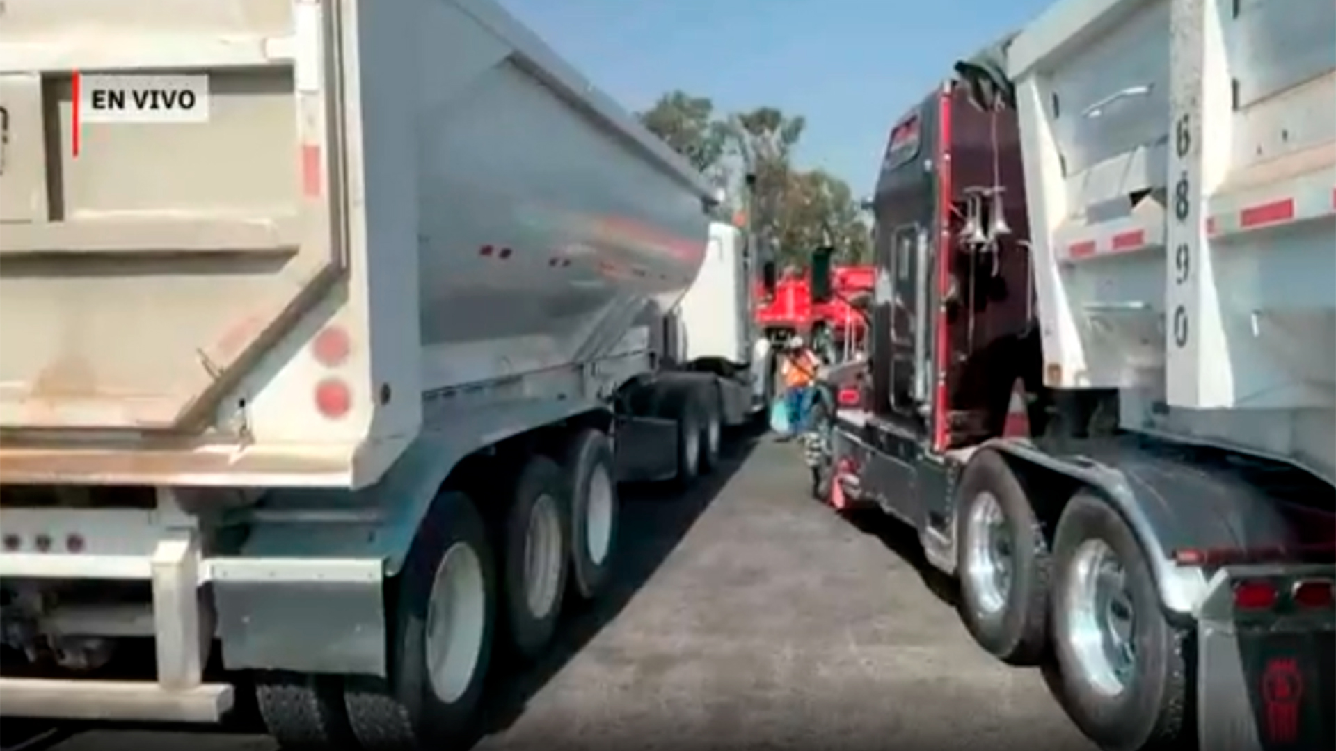 Transportistas se concentran en la caseta de Tepotzotlán