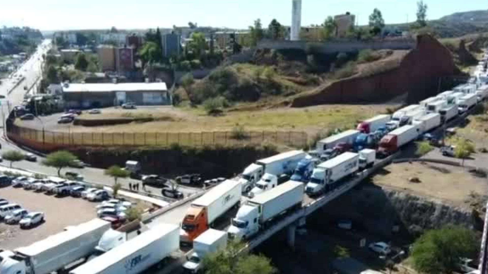 Transportistas sinaloenses bloquean la garita Mariposa