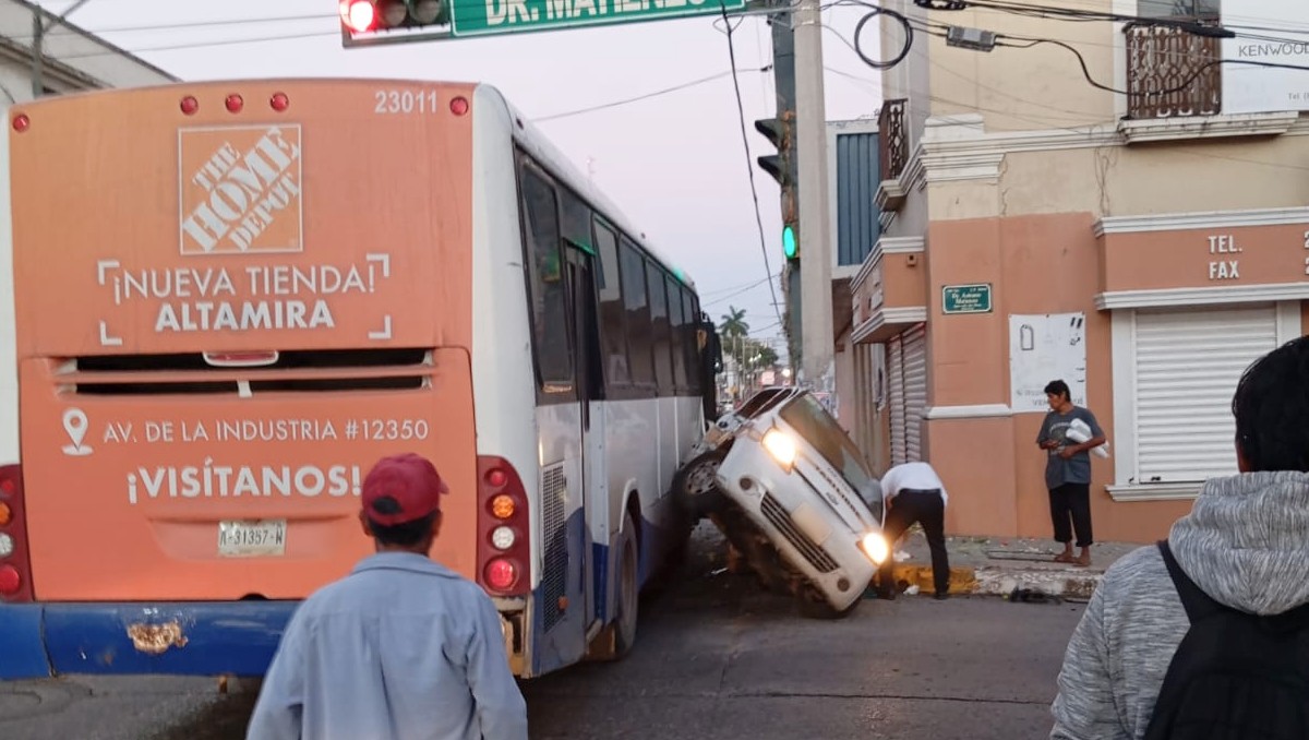 Dos unidades del transporte público colisionaron en Tampico. (Agustín González)