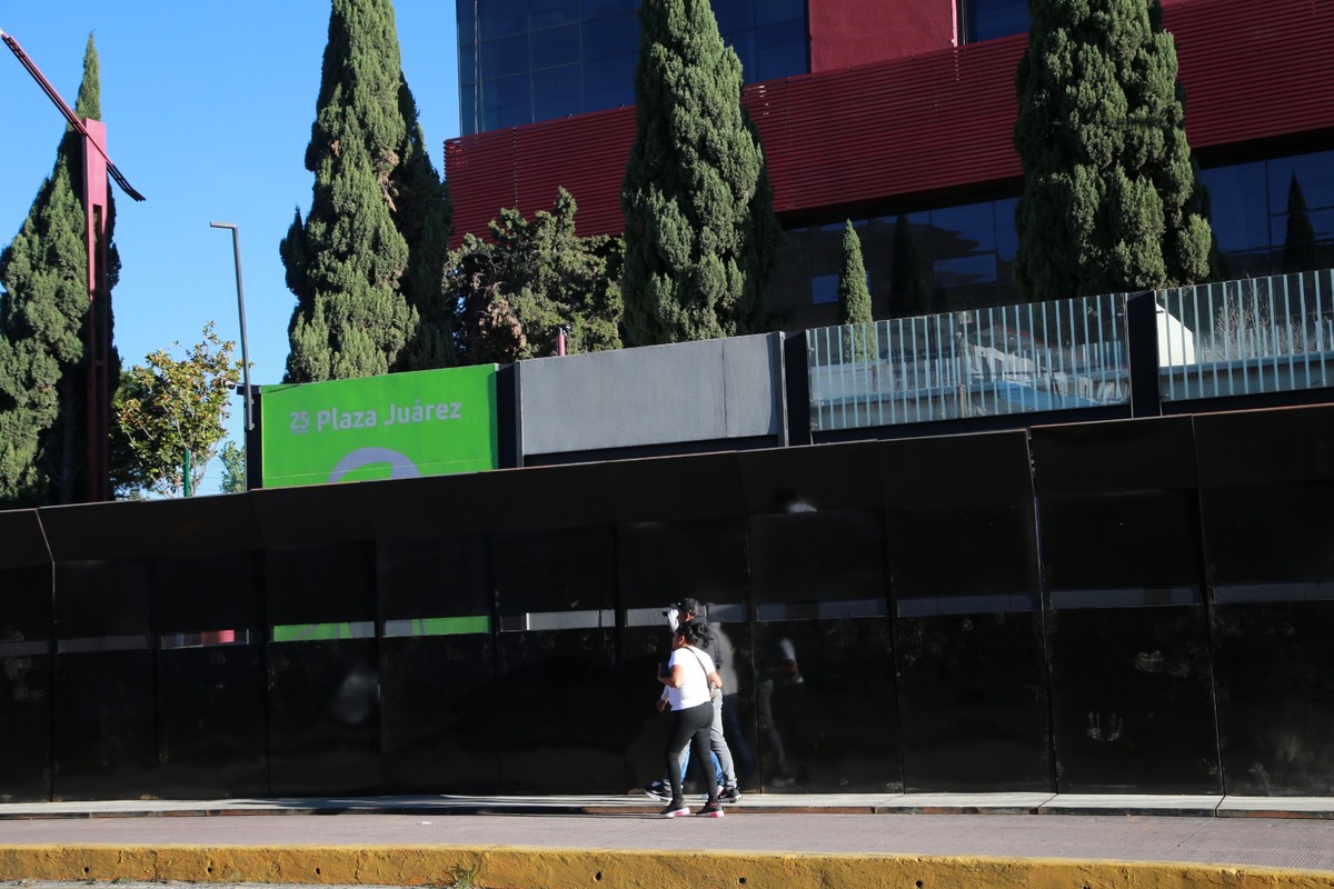 Vallas metálicas impiden el paso en la estación Plaza Juárez del Tuzobús. (Maribel Calderón)