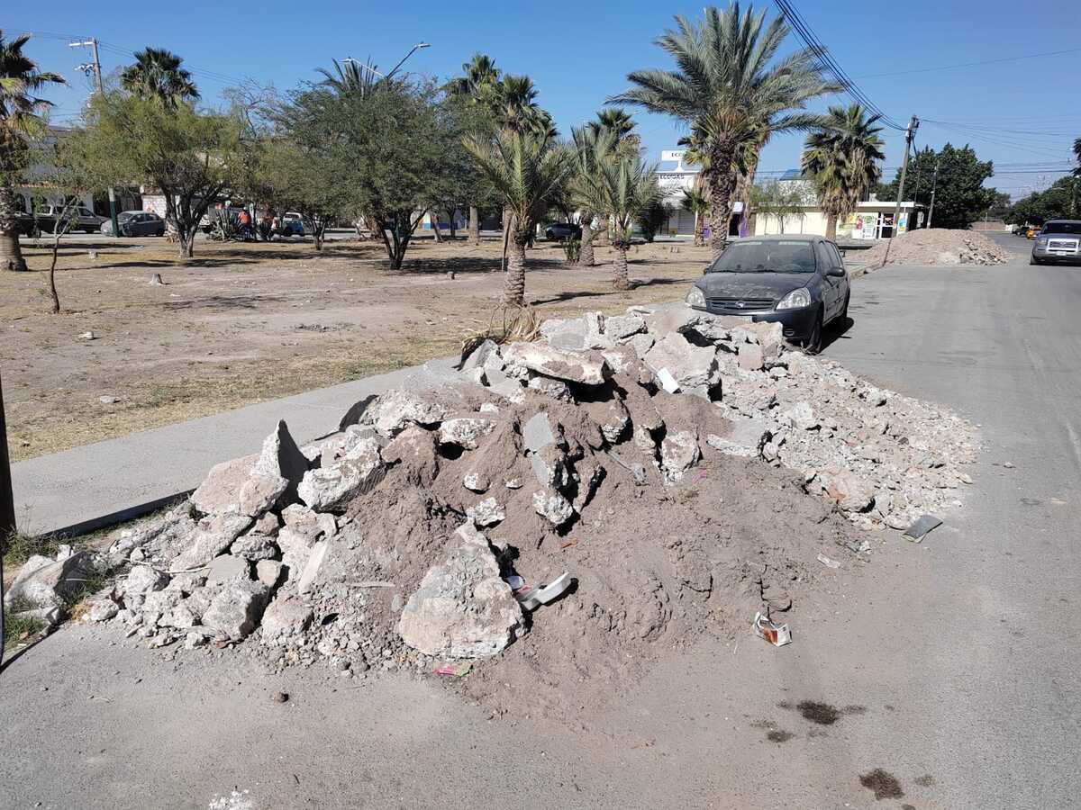 Vecinos denuncian escombro acumulado en plaza de Prados del Oriente.| Especial