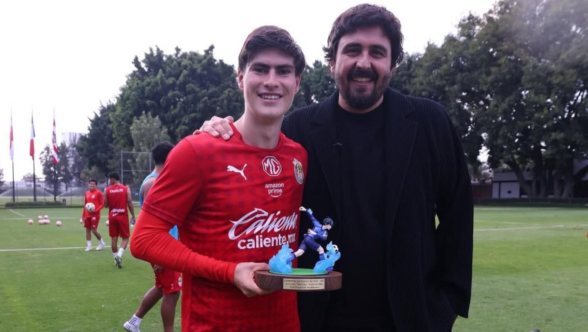 Vergara Zatarain dio un especial detalle a su campeón de goleo, Armando González (Foto: Cortesía Chivas)