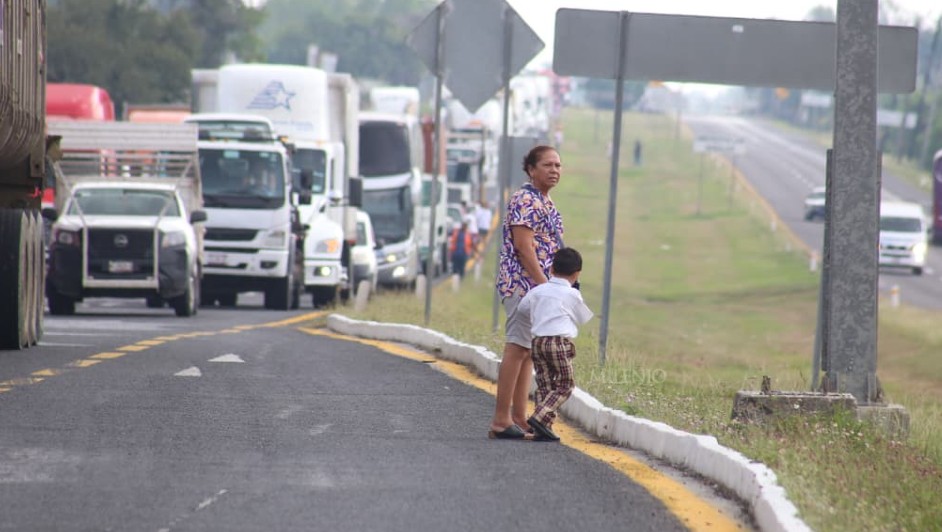 Abuelita y nieto quedan varados en carretera Tampico-Mante por bloqueo
