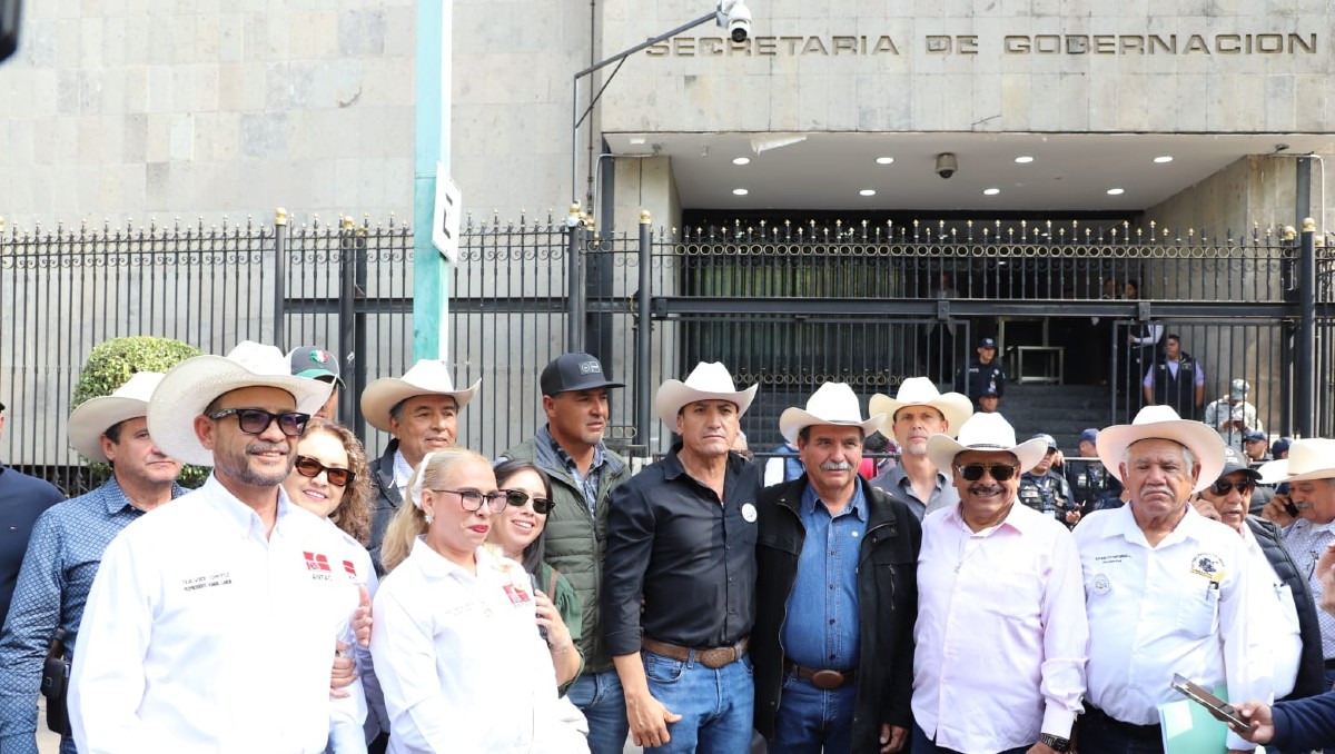 Arranca mesa de diálogo con agricultores y transportistas en Segob: "Si no tenemos solución, nos vamos a las carreteras"
