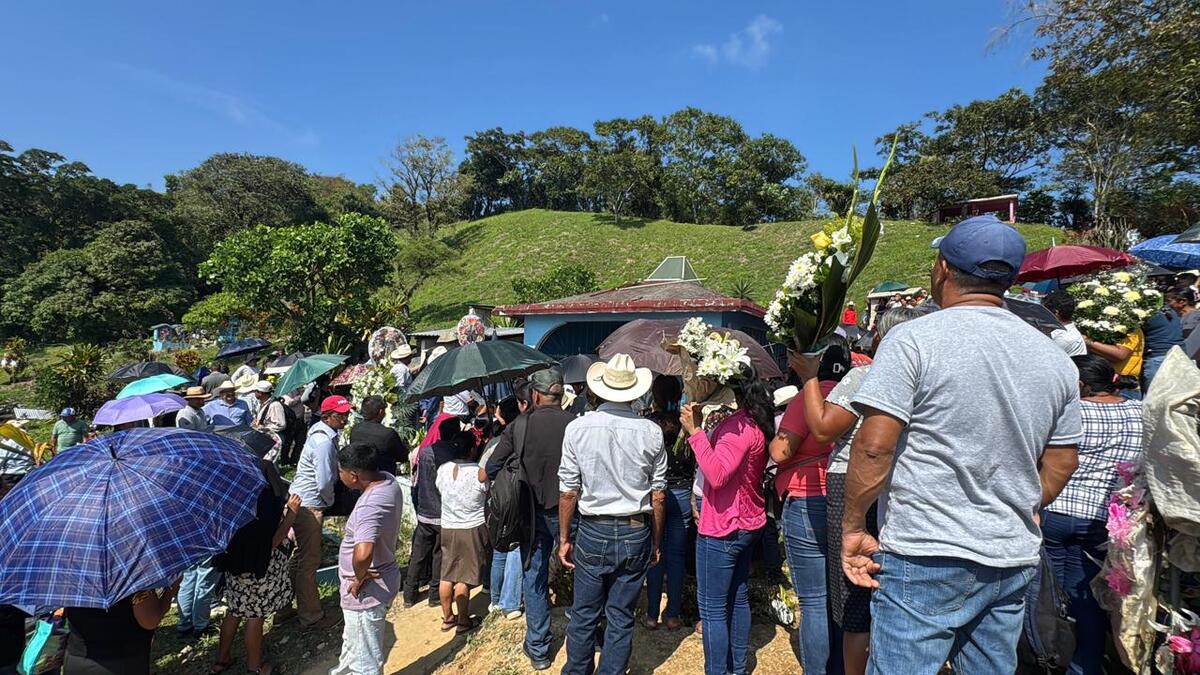 Pobladores de Veracruz despiden al líder indígena y político, Juan Carlos Mezhua