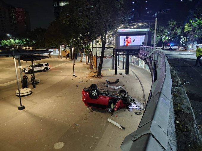 La camioneta volcada fue retirada con apoyo de grúa. | Imagen: @opespecialesmx vía X.
