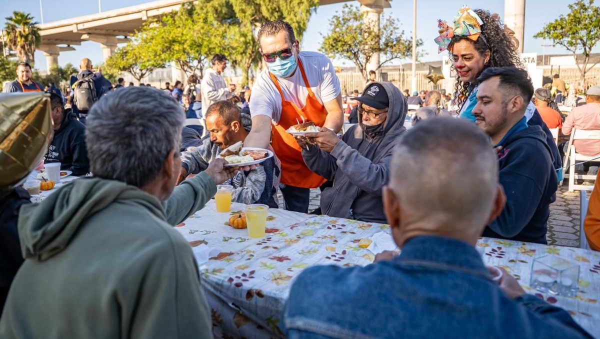 Fundación de Tijuana brinda cena de Acción de Gracias a migrantes y deportados