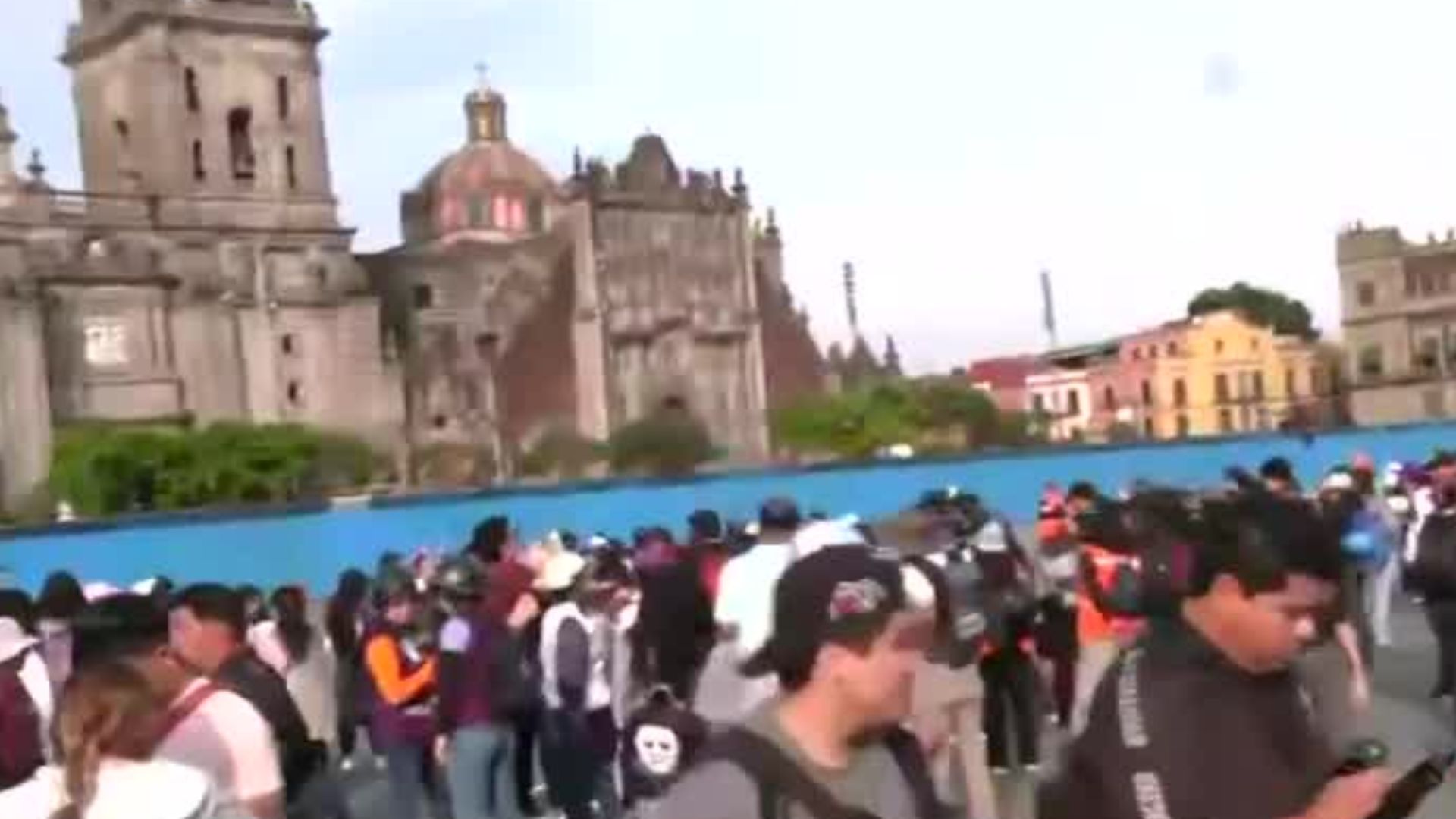 Concluye la movilización de marcha del 25N en el Zócalo de la Ciudad de México