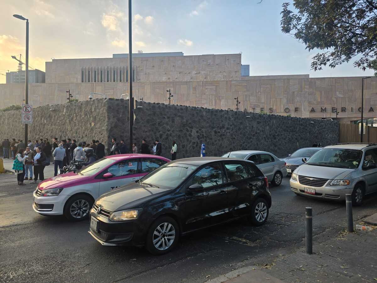 Congestión vehicular y falta de estacionamiento tras el inicio de operaciones consulares. | Foto: Ernesto Guzmán