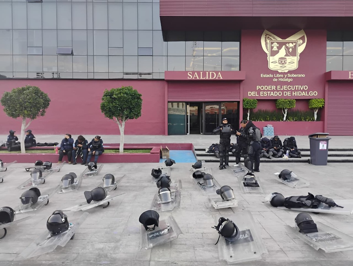 Elementos de policía permanecieron en Plaza Juárez, Pachuca, a la espera de la marcha del 25N. (Maribel Calderón)