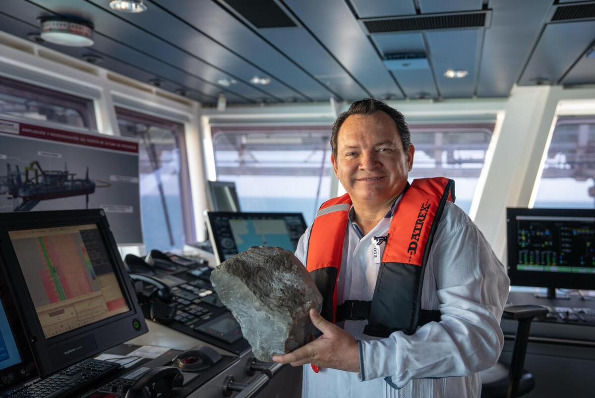 Joaquín Díaz Mena a bordo de la draga Fernando de Magallanes. | Especial