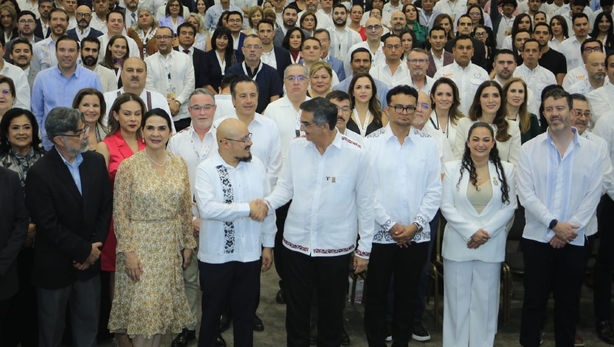 José Juan Vidal saluda al gobernador Américo Villareal en la apertura del Congreso Internacional de Energía en Tamaulipas.