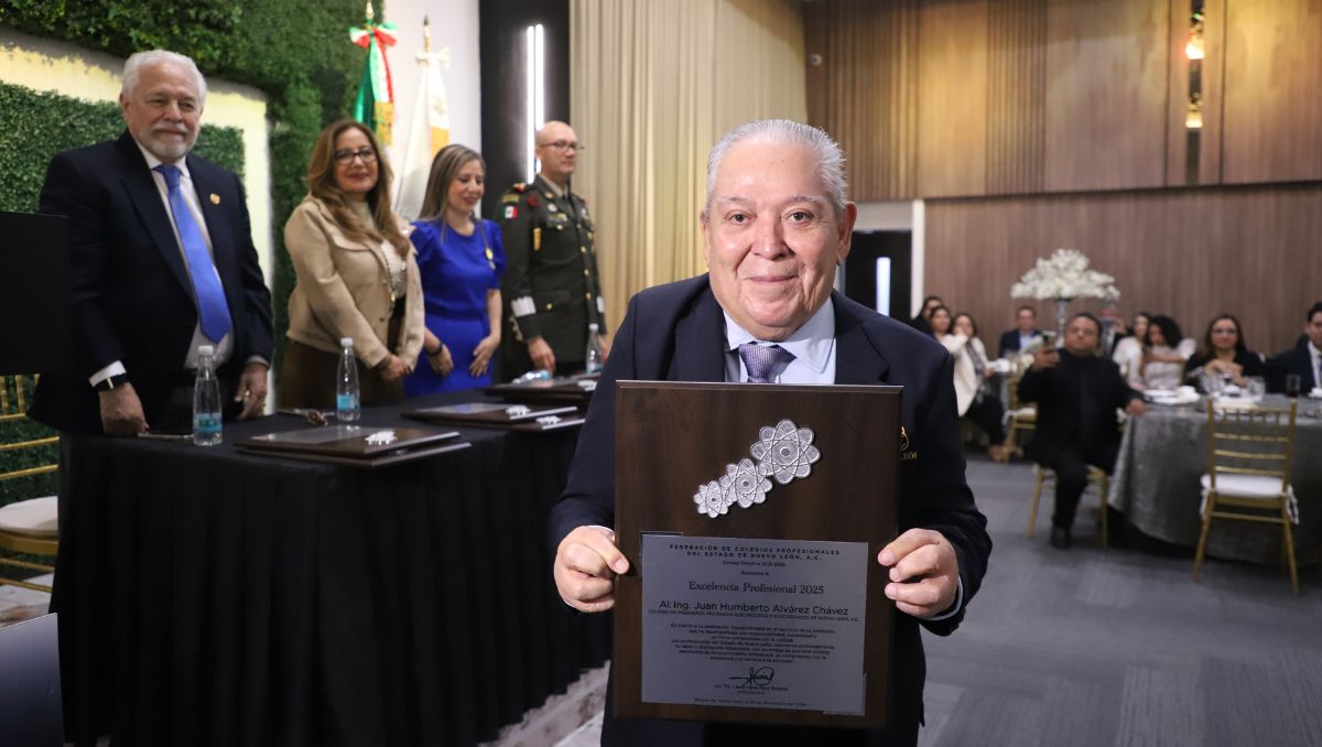 A Juan Humberto Álvarez Chávez  le reconocieron las cuatro décadas ininterrumpidas de desempeño en su empresa | Luis Guerra