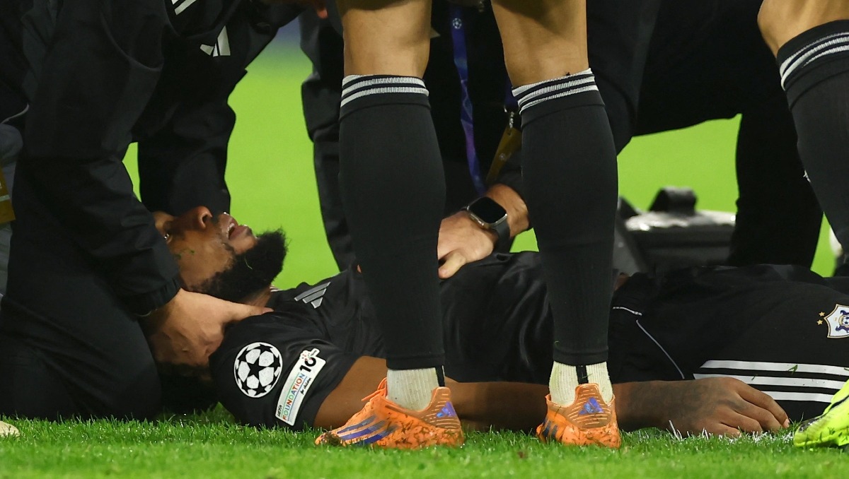 Jugador del Qarabag se desploma tras sufrir balonazo y causa preocupación en partido de la Champions League
