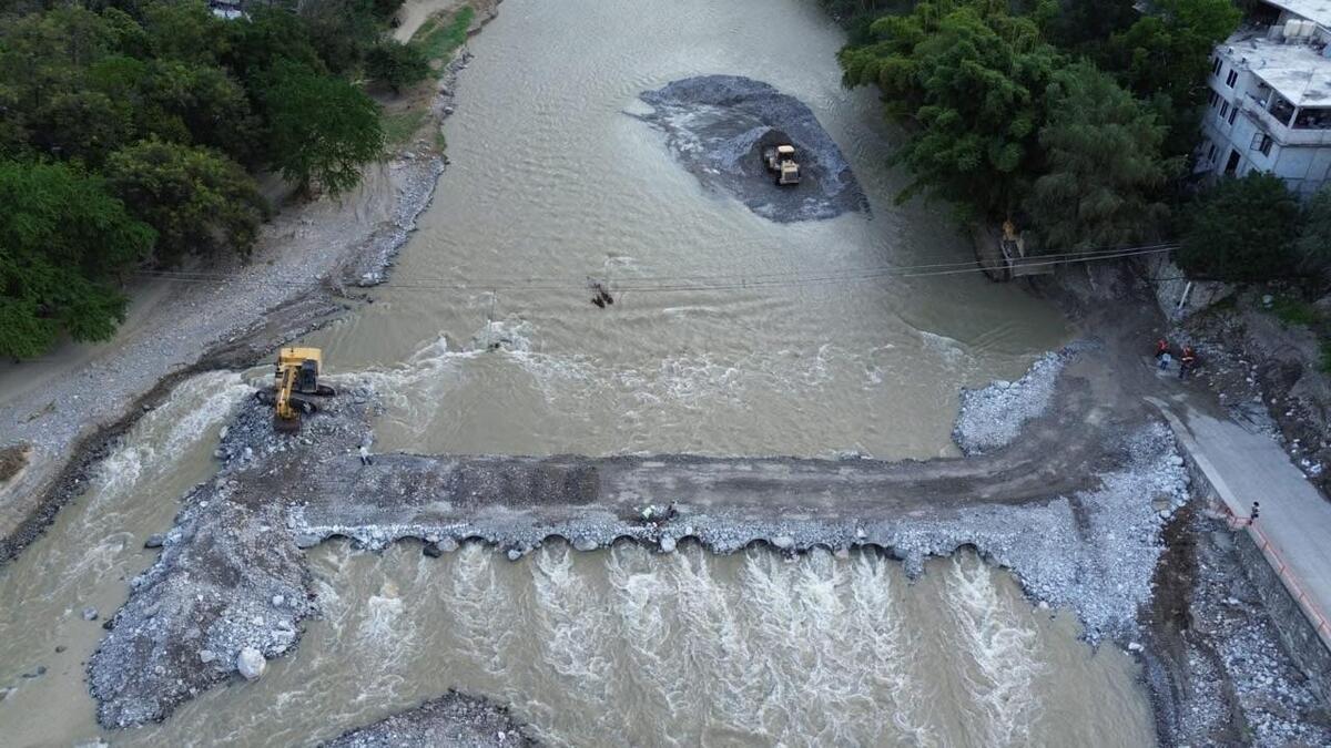 Maquinaria pesada retira deslaves en el tramo Nuevo Morelos–Tlaxcantitla.