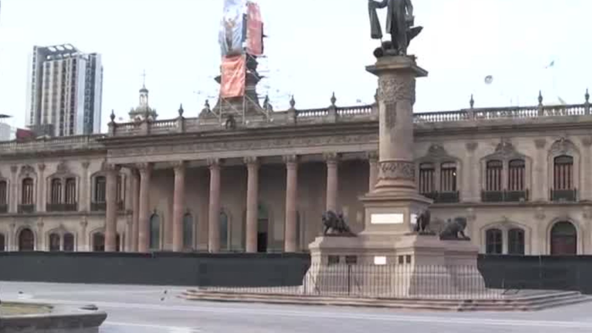 Mujeres se congregan en la explanada del Palacio de Gobierno de Nuevo León para la marcha del 25N