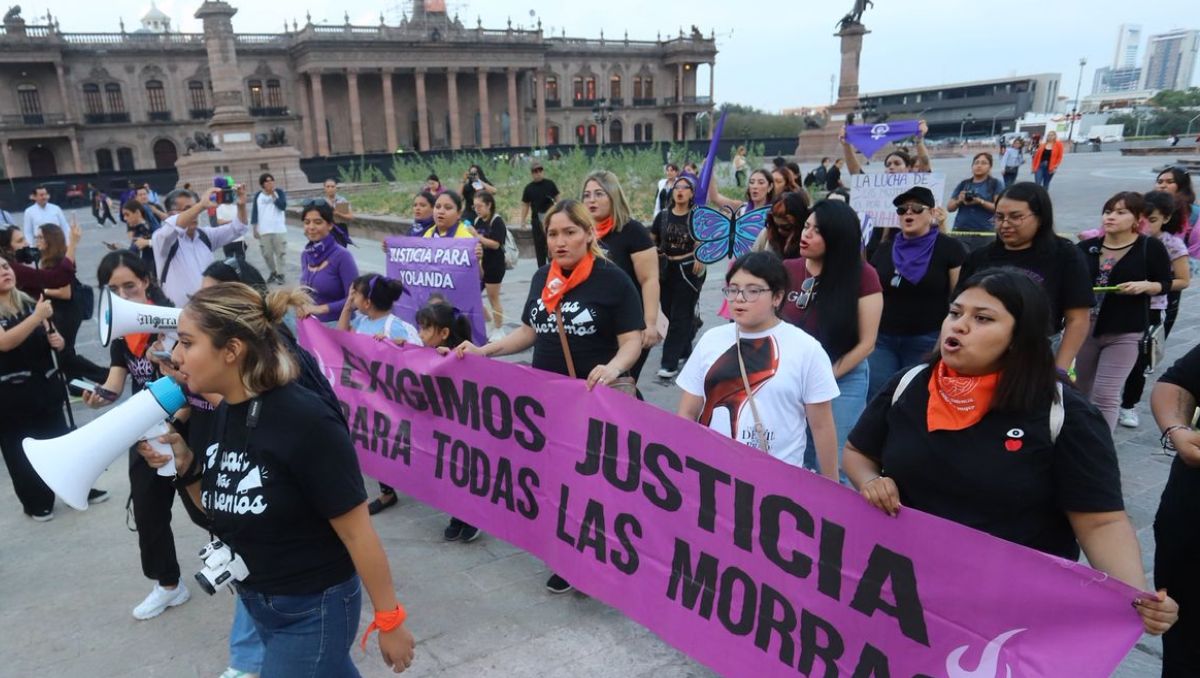 Mujeres marchan en el Centro de Monterrey. | Roberto Alanís